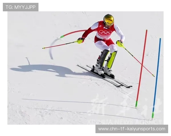 高山滑雪选手撞雪网却奇迹无伤，网友称其“雪地金刚”